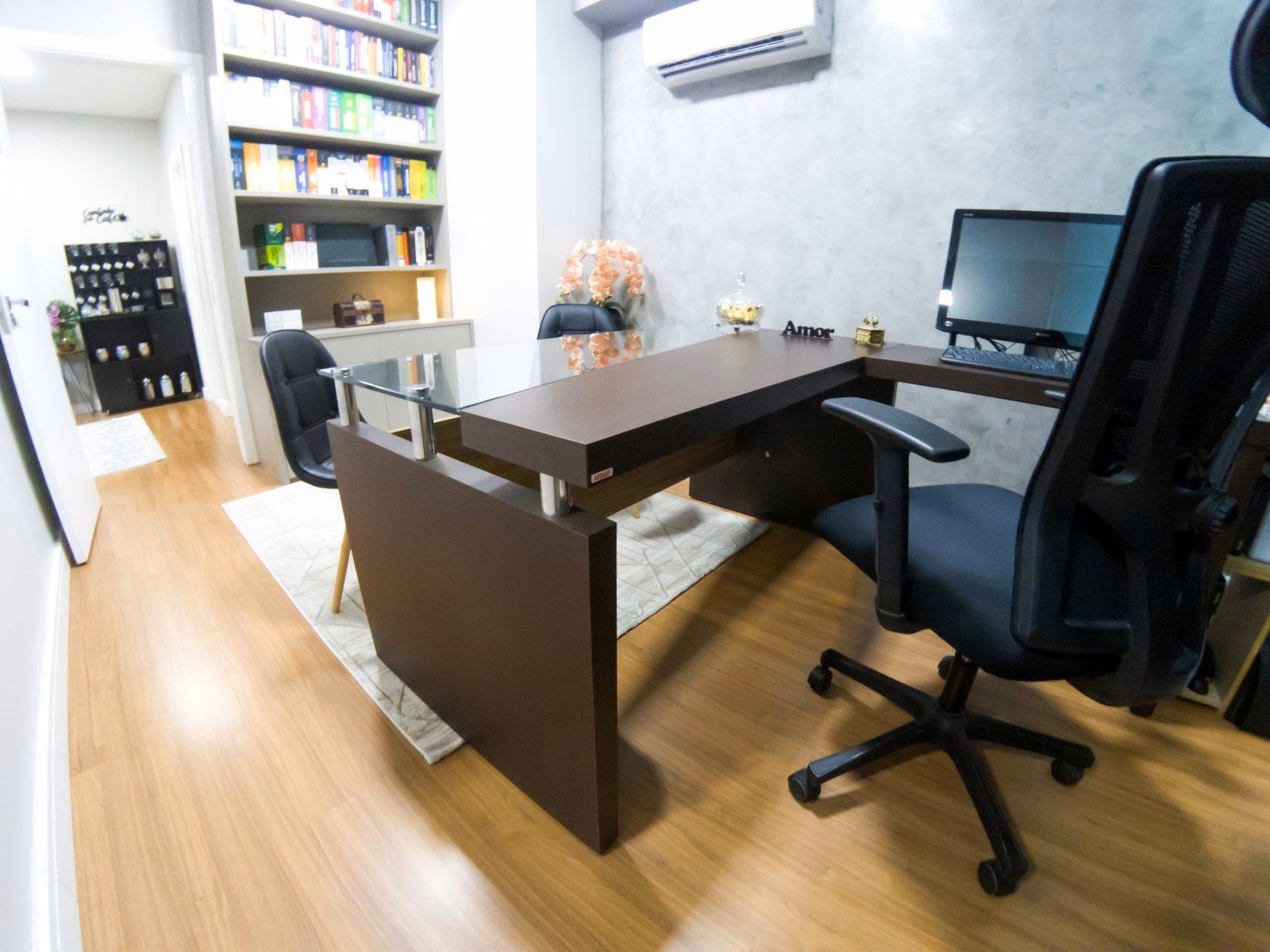 Ambiente de atendimento da Da Mata com mesa de trabalho e cadeiras para clientes