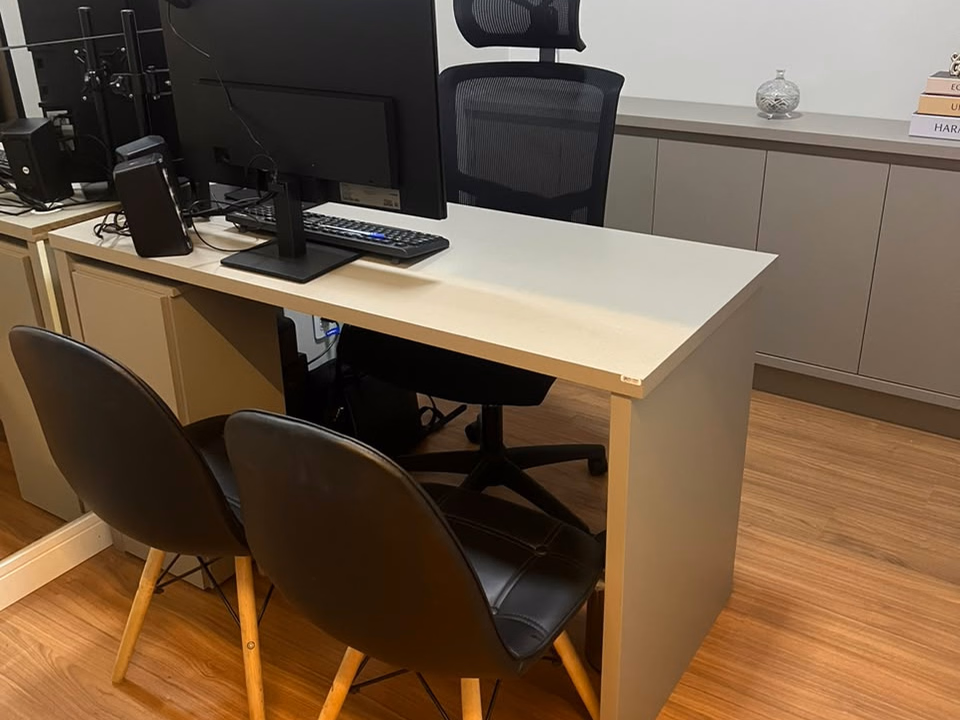 Sala de atendimento da Da Mata com mesa e cadeiras para clientes