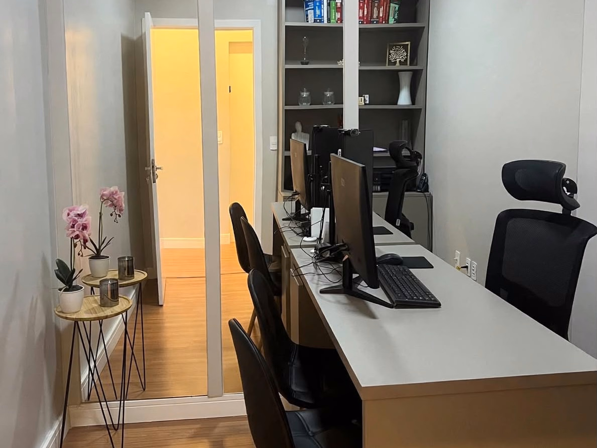 Sala de trabalho da equipe Da Mata com estações de atendimento