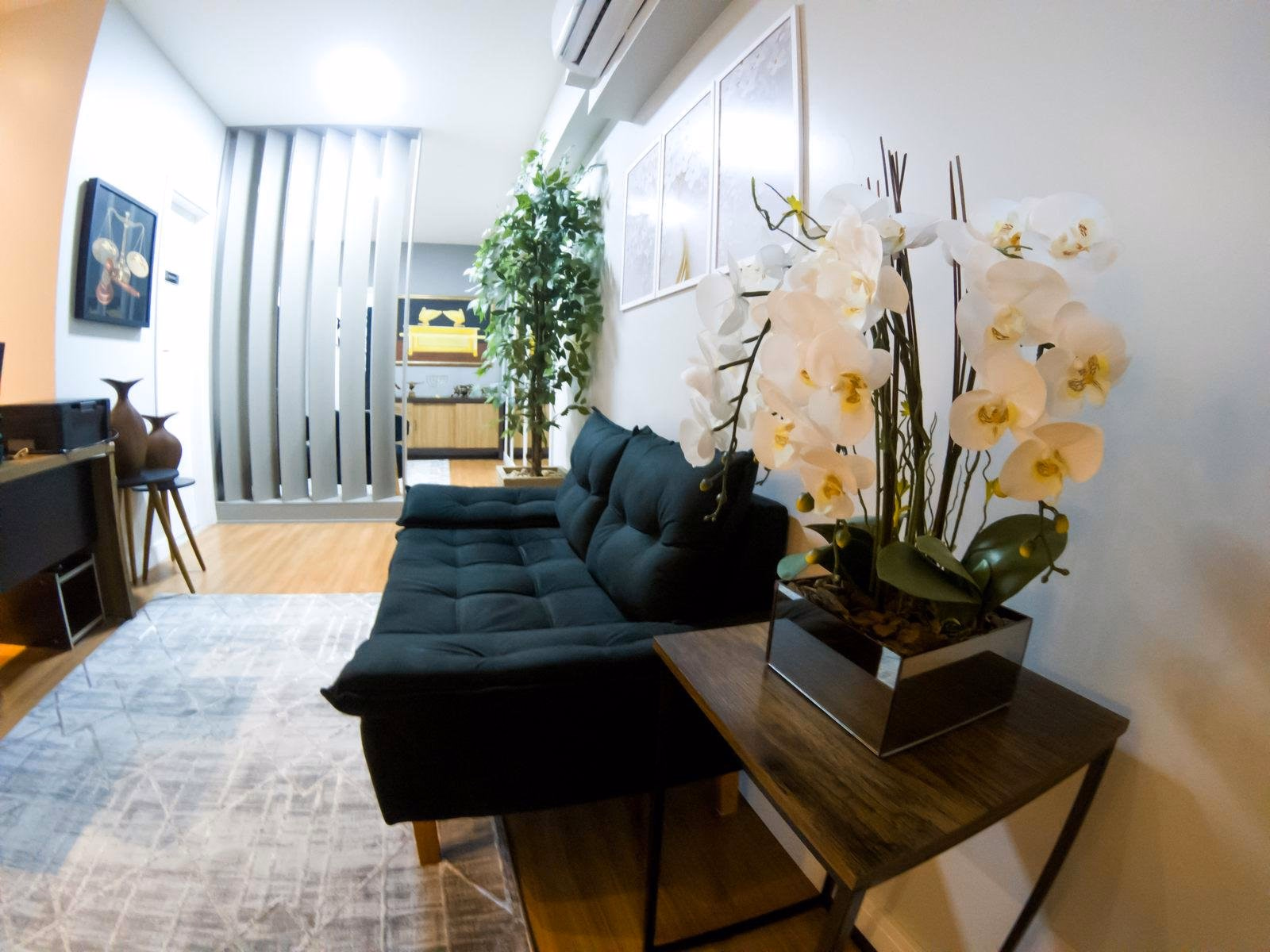 Área de espera da Da Mata com poltronas e mesa de apoio