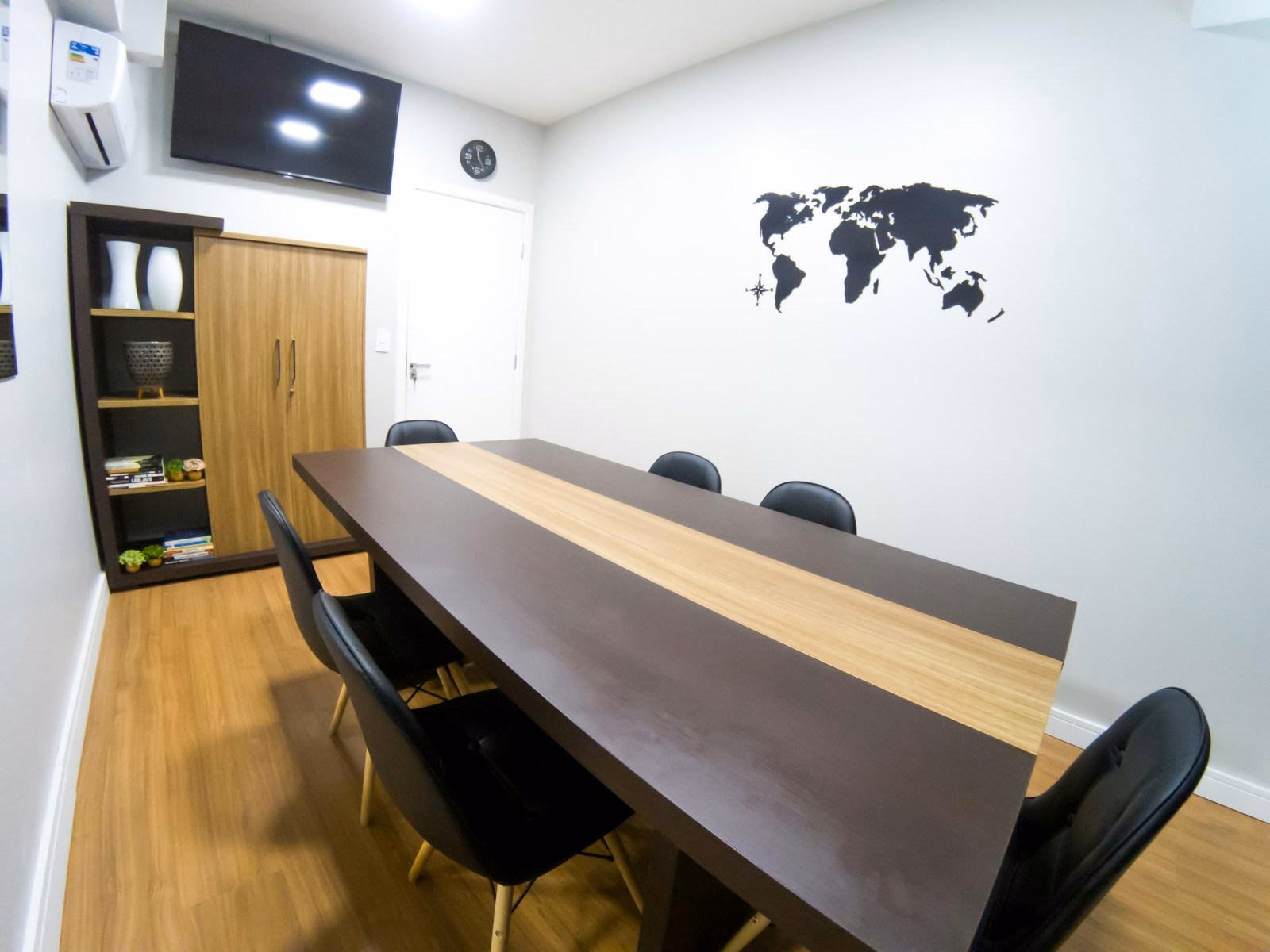 Sala de reuniões da Da Mata com mesa e cadeiras